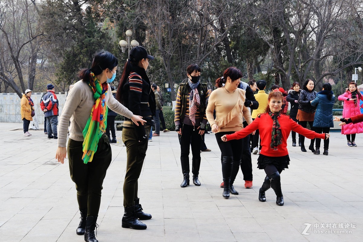 西安革命公园随拍，记实篇跳舞的人们《4》