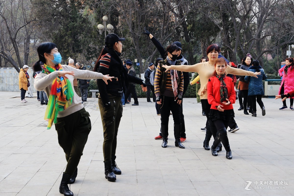 西安革命公园随拍，记实篇跳舞的人们《4》