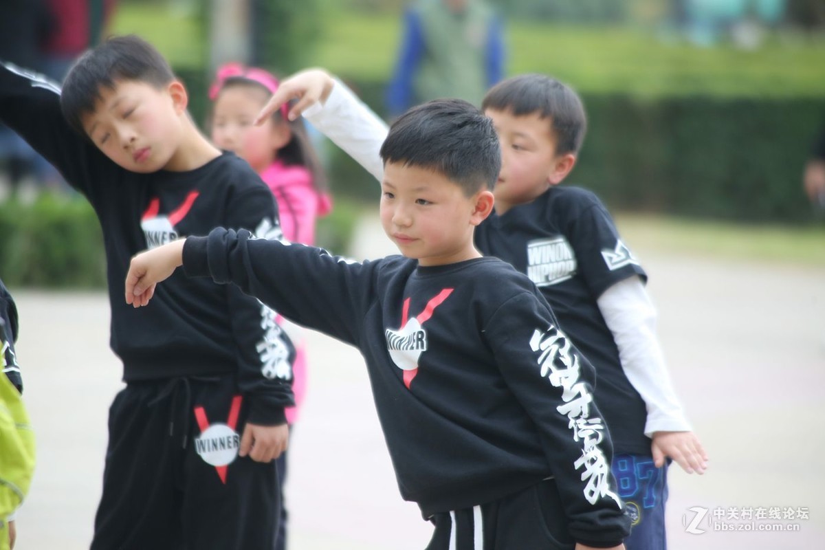 学踢踏舞的孩子