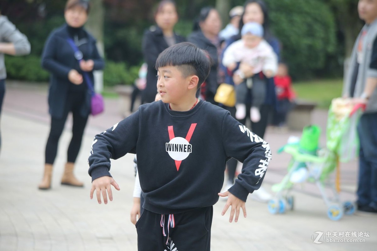 学踢踏舞的孩子