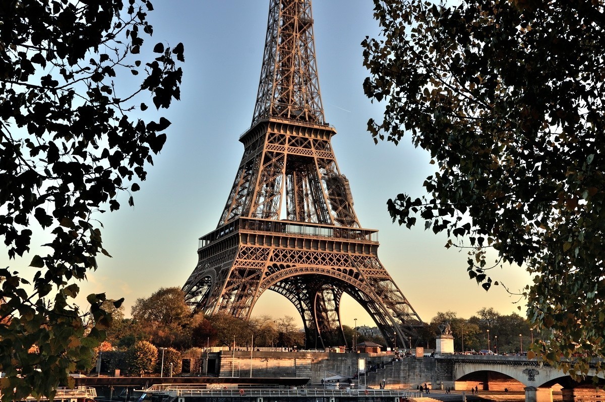夕阳下的埃菲尔铁塔