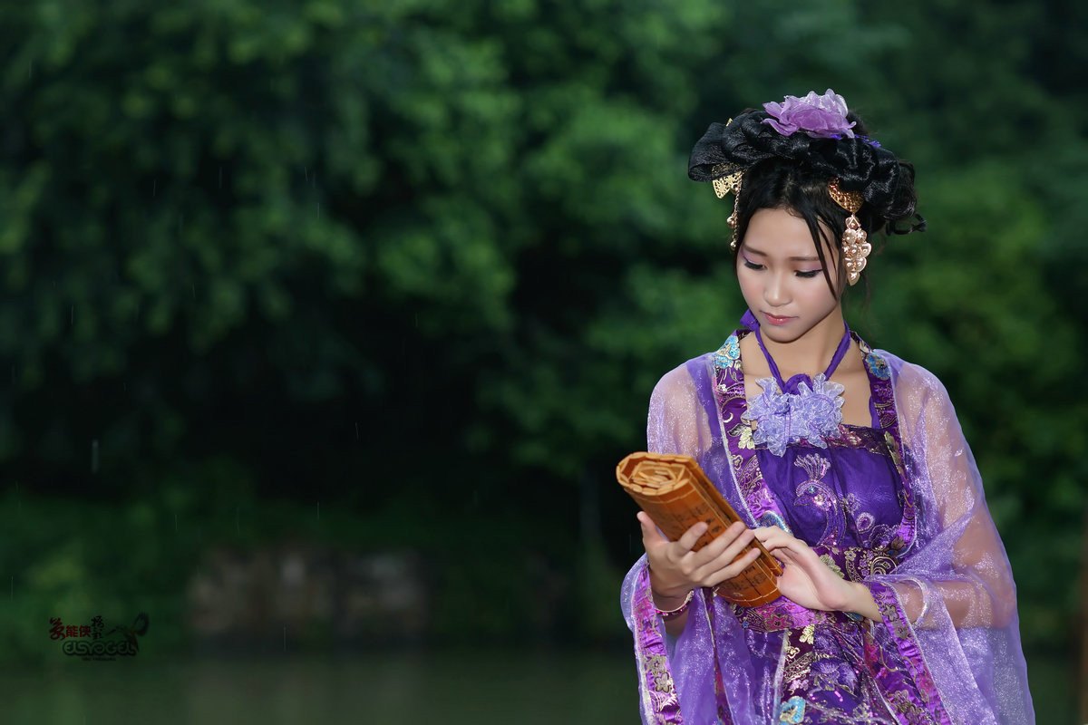 雾雨荔湖古装美少女颖怡