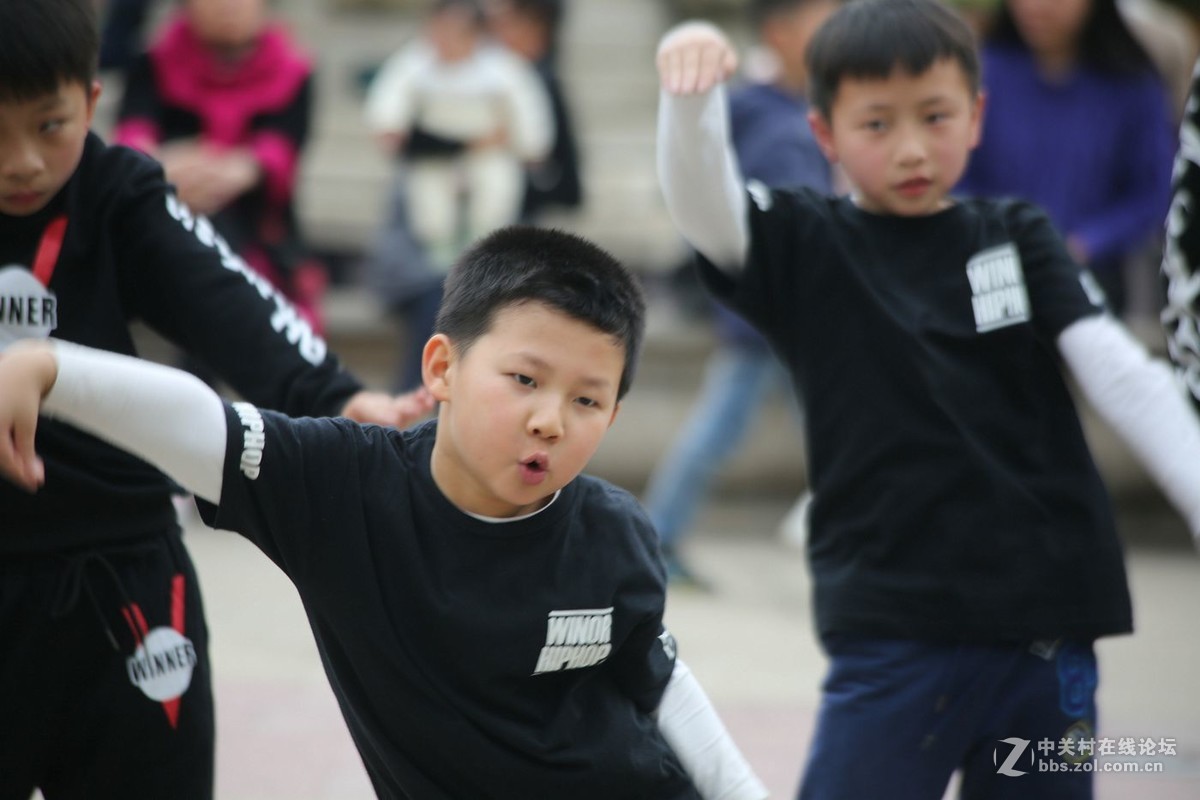 学踢踏舞的孩子