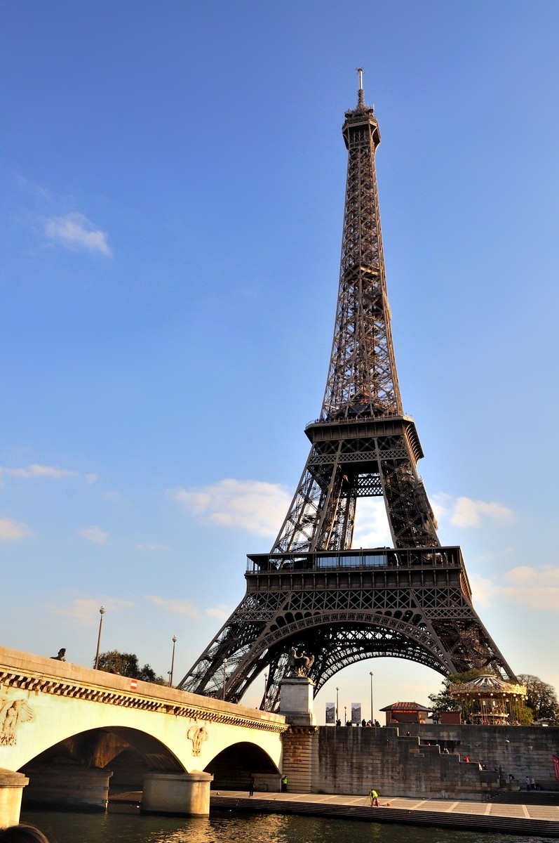 夕阳下的埃菲尔铁塔