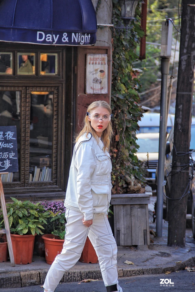 又是《街拍》问题来了，街拍就是抓拍美女吗？肯定不是吧！那就还是叫抓拍美女吧！