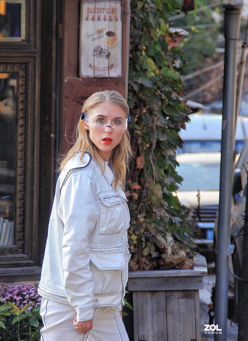 又是《街拍》问题来了，街拍就是抓拍美女吗？肯定不是吧！那就还是叫抓拍美女吧！