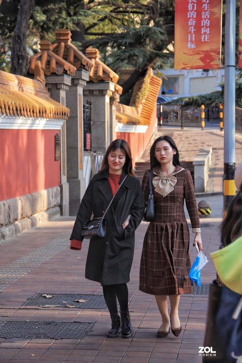 又是《街拍》问题来了，街拍就是抓拍美女吗？肯定不是吧！那就还是叫抓拍美女吧！