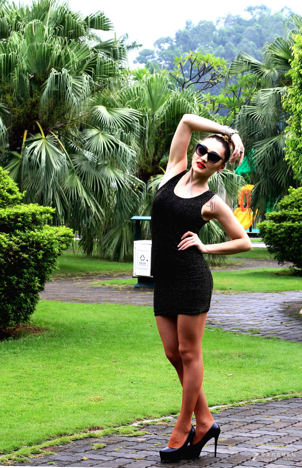 给老外美女拍照