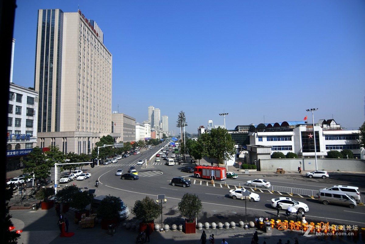 近日,入了图丽的1228,前天一试镜,,并无紫边和暗角,但今天一上uv镜就出现暗角,不知何故