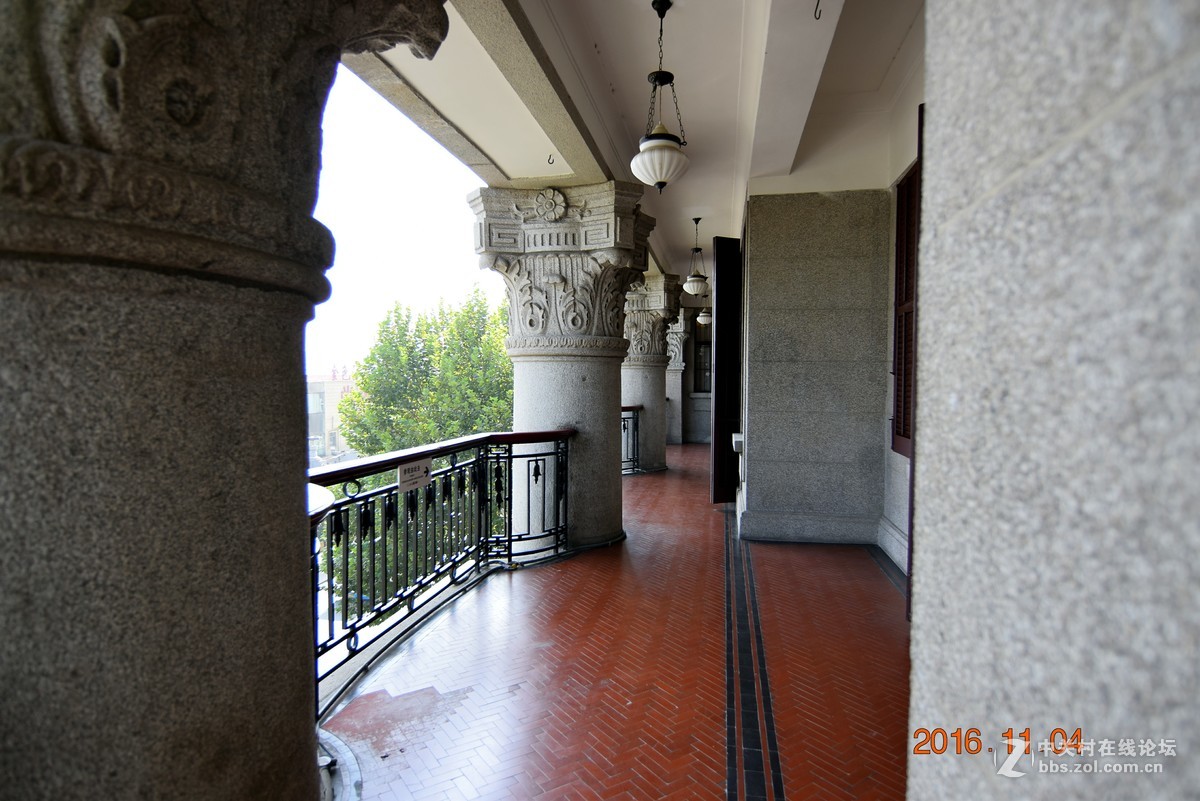 近日,入了图丽的1228,前天一试镜,,并无紫边和暗角,但今天一上uv镜就出现暗角,不知何故