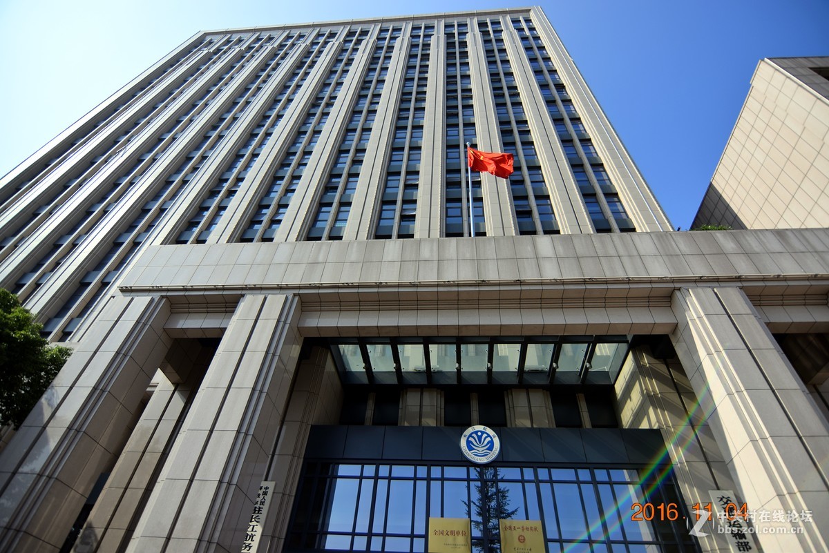 近日,入了图丽的1228,前天一试镜,,并无紫边和暗角,但今天一上uv镜就出现暗角,不知何故