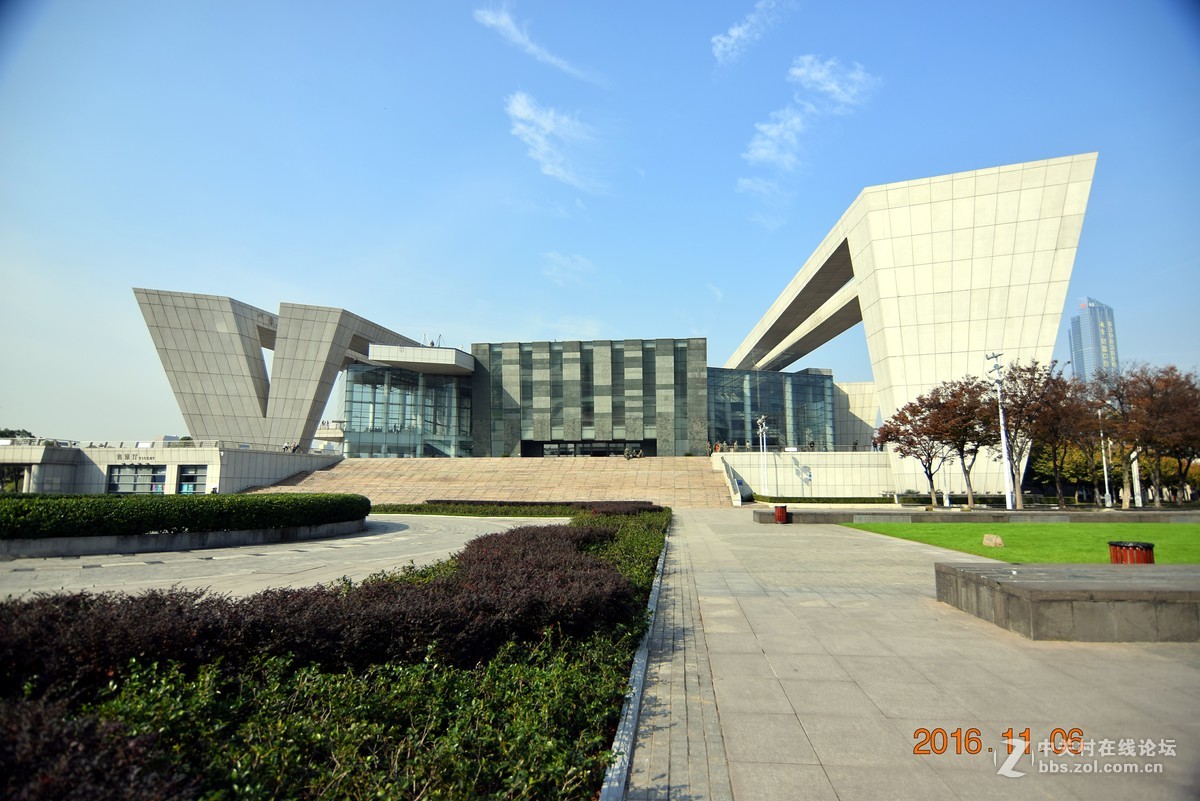 近日,入了图丽的1228,前天一试镜,,并无紫边和暗角,但今天一上uv镜就出现暗角,不知何故