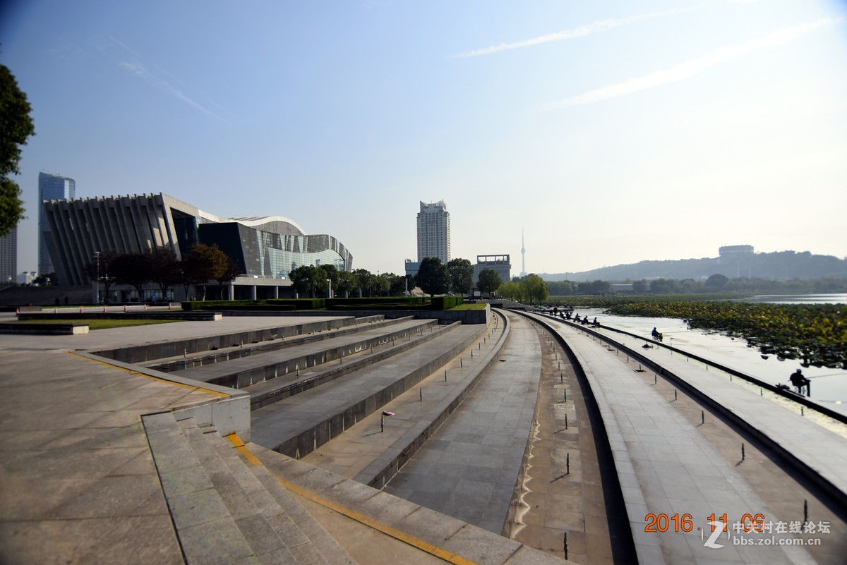 近日,入了图丽的1228,前天一试镜,,并无紫边和暗角,但今天一上uv镜就出现暗角,不知何故