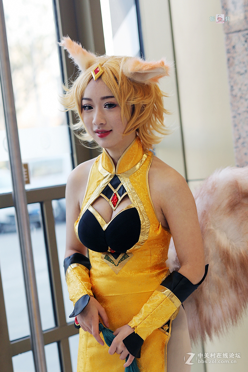 必胜客店前的女“猴王”