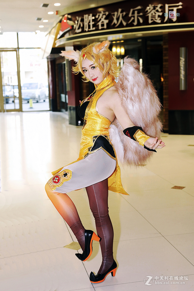 必胜客店前的女“猴王”