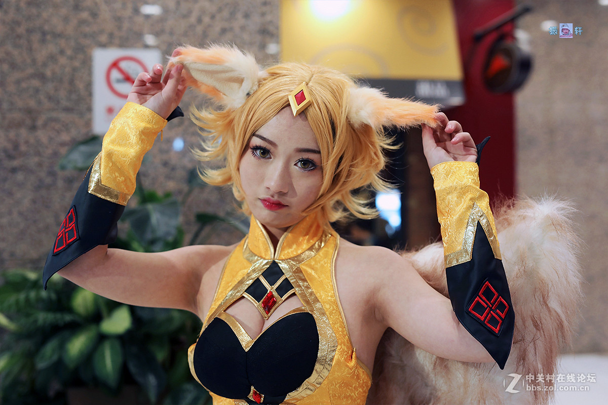 必胜客店前的女“猴王”