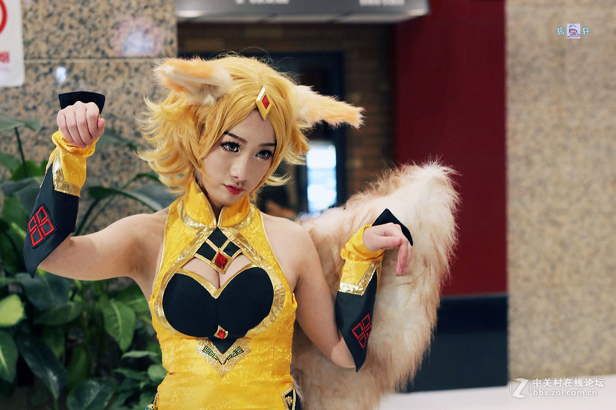 必胜客店前的女“猴王”