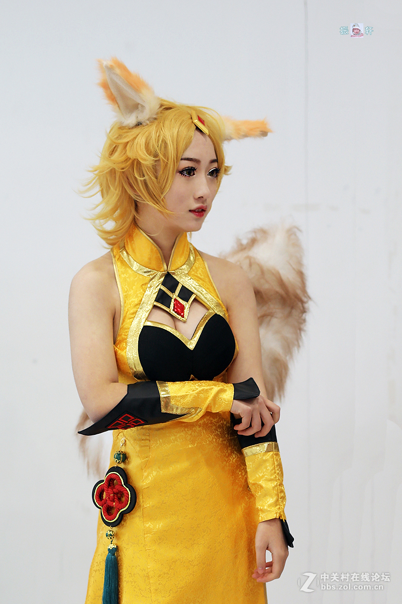 必胜客店前的女“猴王”