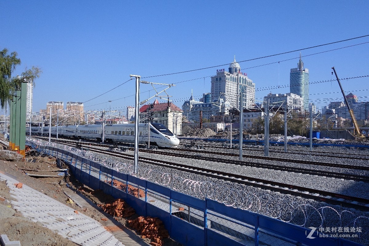 哈尔滨火车站北广场续拍，教堂洋葱头还没安装好。