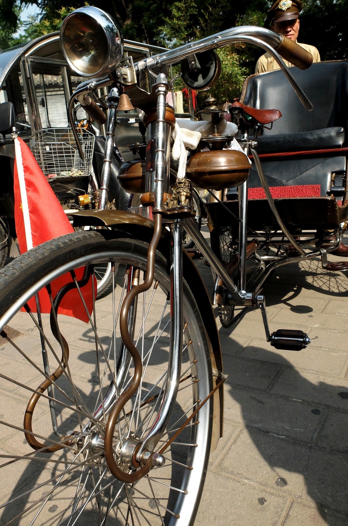 逛什刹海后海跳蚤市场