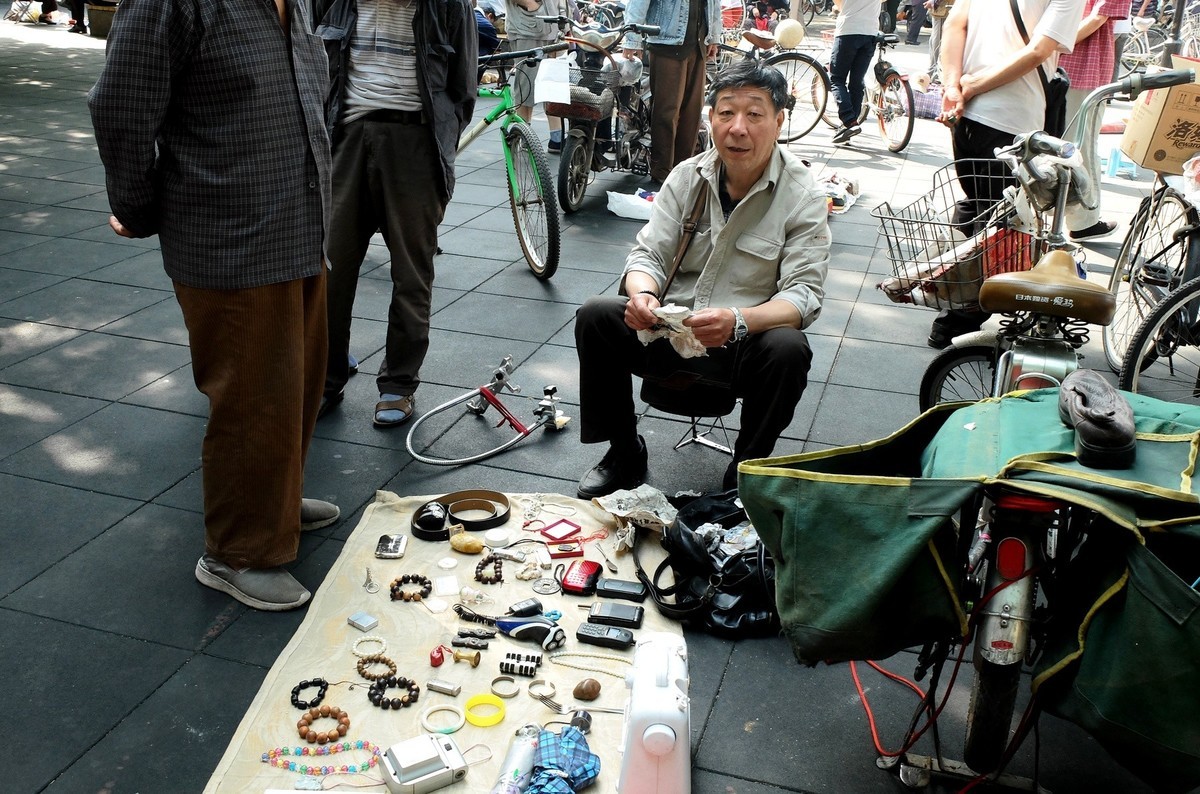 逛什刹海后海跳蚤市场