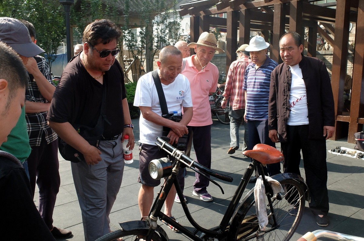 逛什刹海后海跳蚤市场