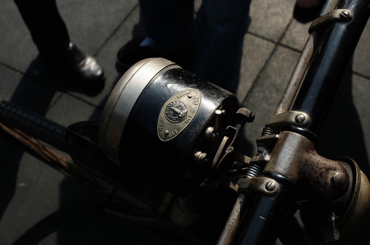 逛什刹海后海跳蚤市场