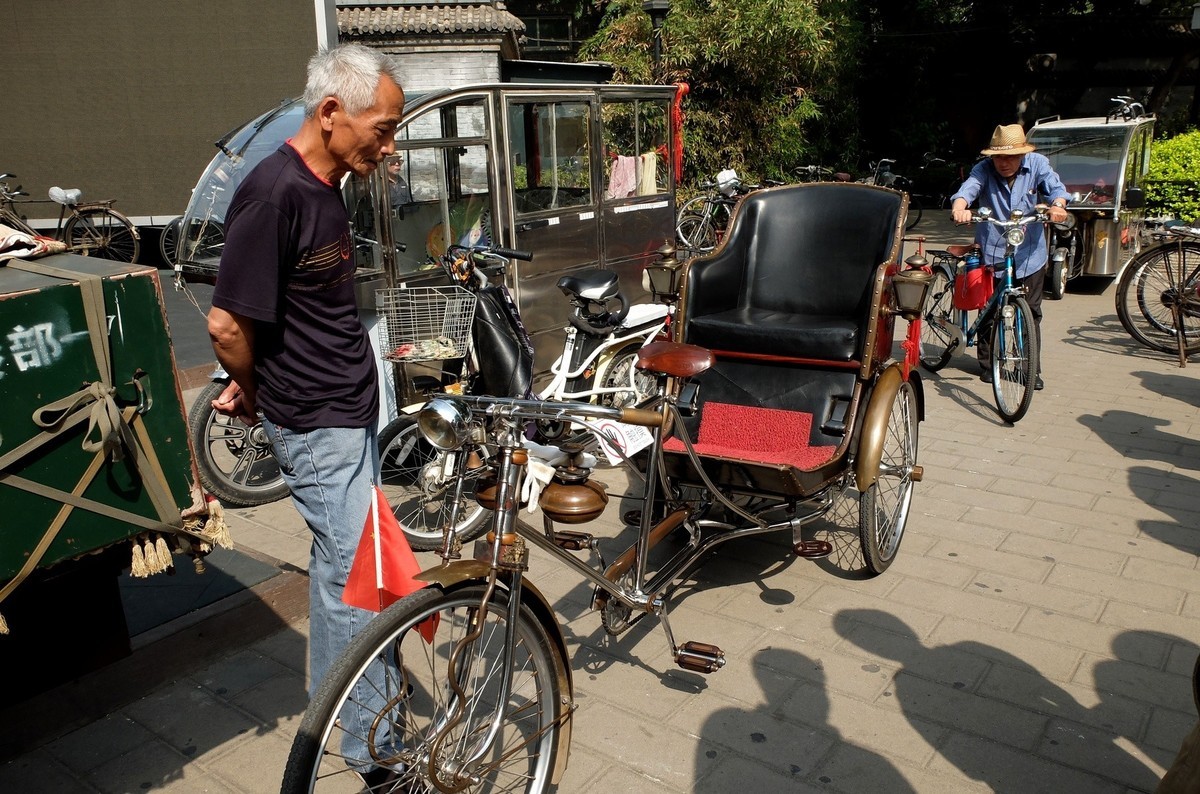 逛什刹海后海跳蚤市场