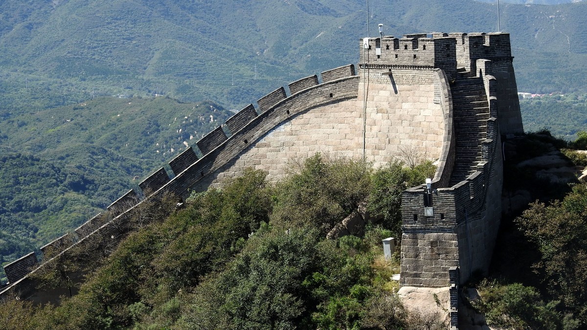 昔上八达岭，一晃四十年。重来寻故地，不是旧云烟。