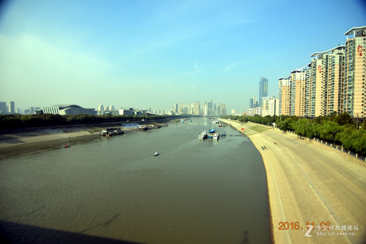 近日,入了图丽的1228,前天一试镜,,并无紫边和暗角,但今天一上uv镜就出现暗角,不知何故