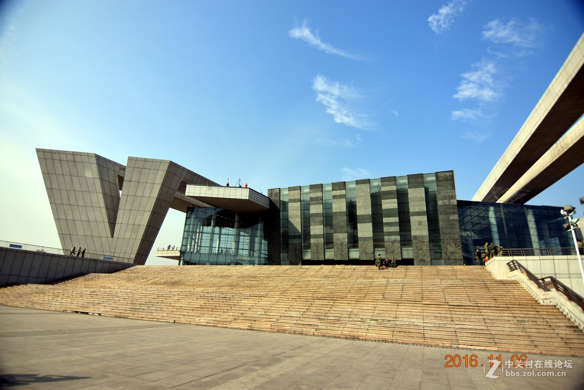 近日,入了图丽的1228,前天一试镜,,并无紫边和暗角,但今天一上uv镜就出现暗角,不知何故