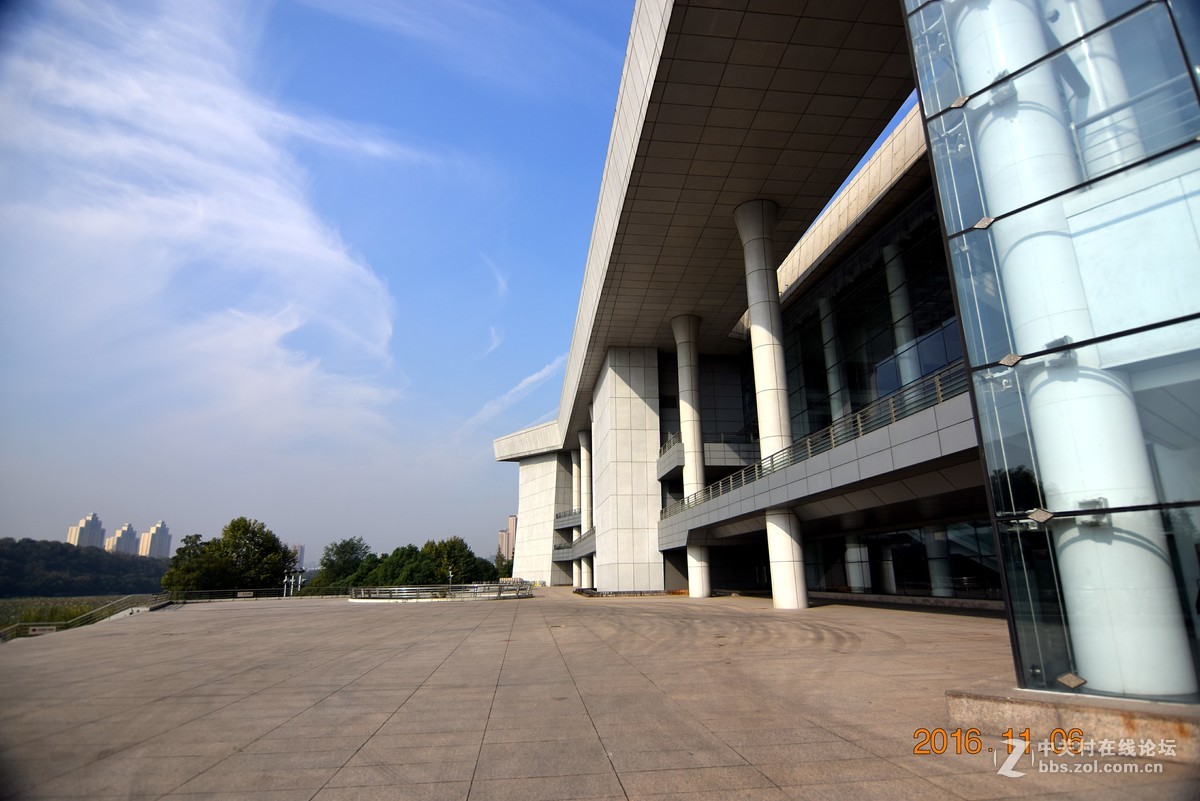 近日,入了图丽的1228,前天一试镜,,并无紫边和暗角,但今天一上uv镜就出现暗角,不知何故