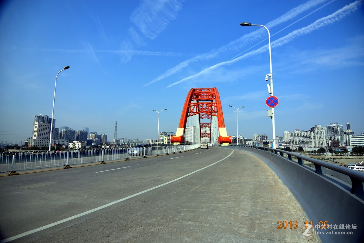 近日,入了图丽的1228,前天一试镜,,并无紫边和暗角,但今天一上uv镜就出现暗角,不知何故