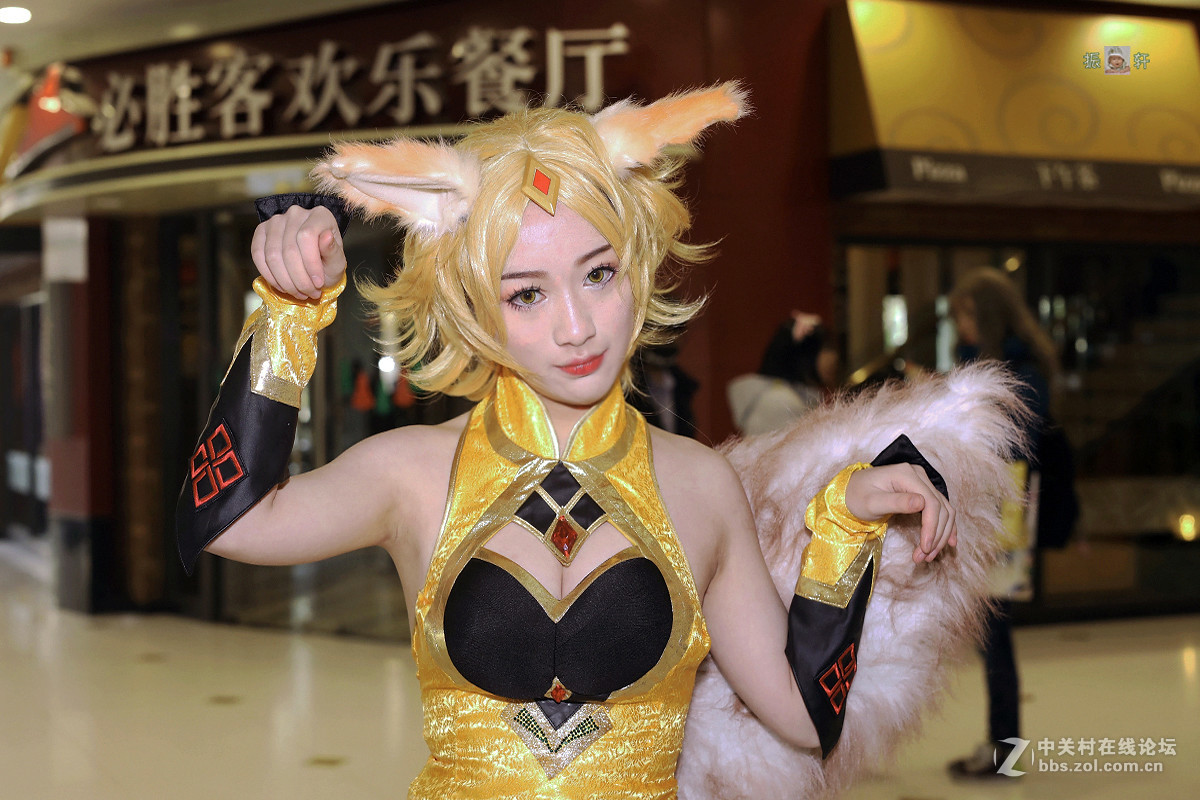 必胜客店前的女“猴王”