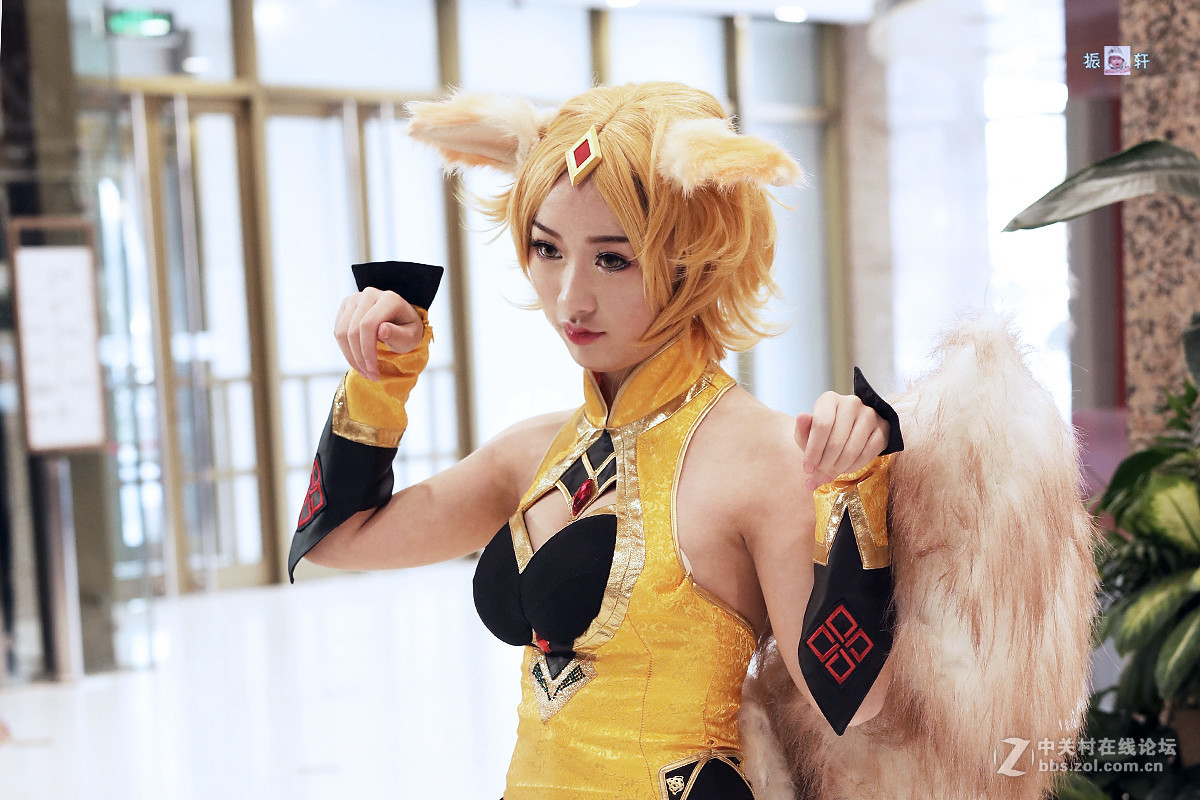 必胜客店前的女“猴王”