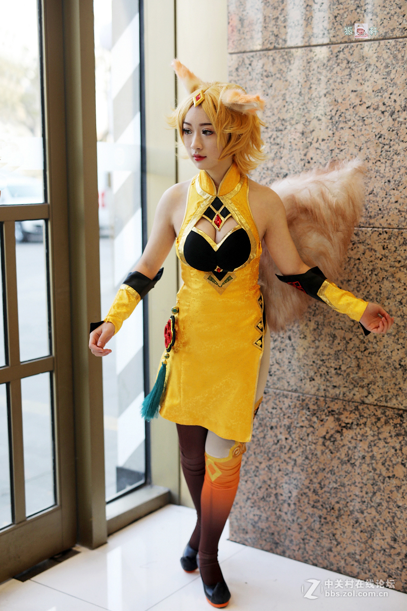 必胜客店前的女“猴王”