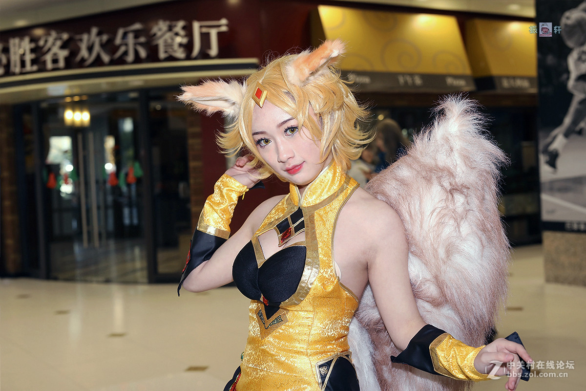 必胜客店前的女“猴王”