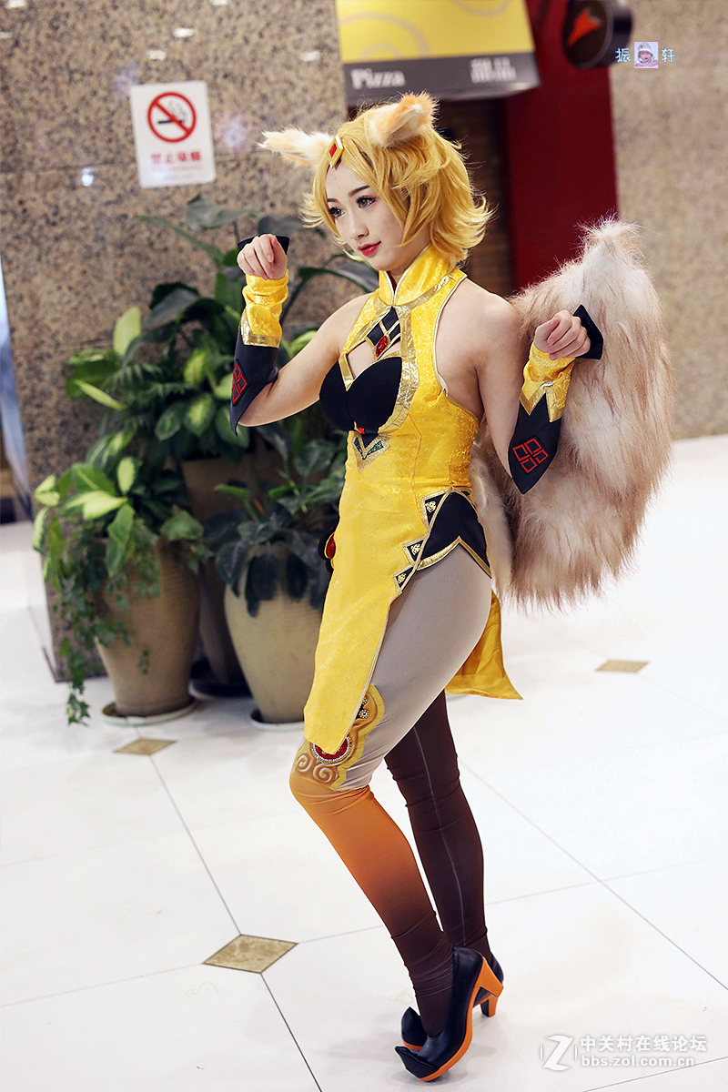 必胜客店前的女“猴王”