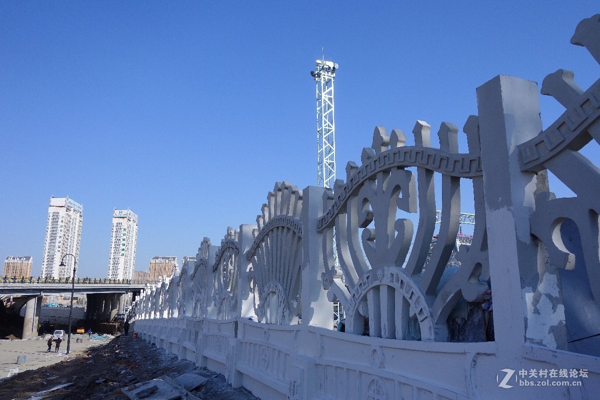 哈尔滨火车站北广场续拍，教堂洋葱头还没安装好。