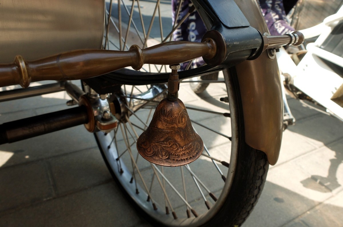 逛什刹海后海跳蚤市场