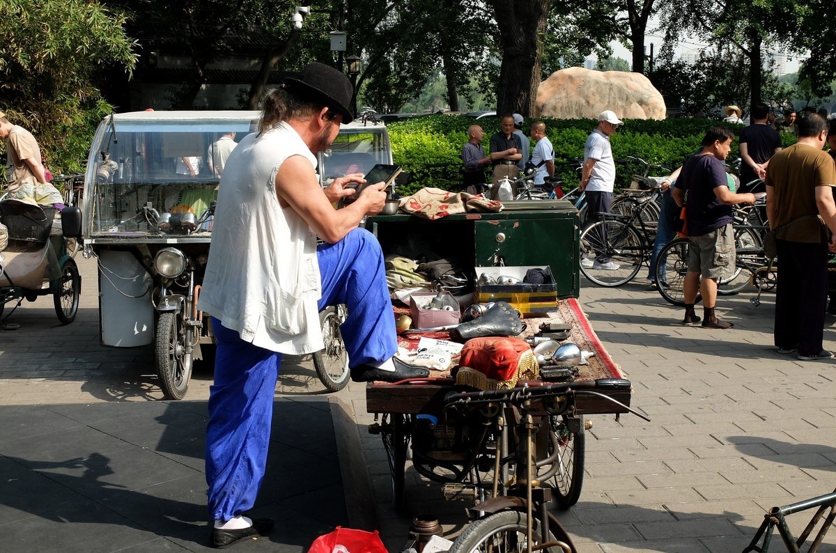 逛什刹海后海跳蚤市场