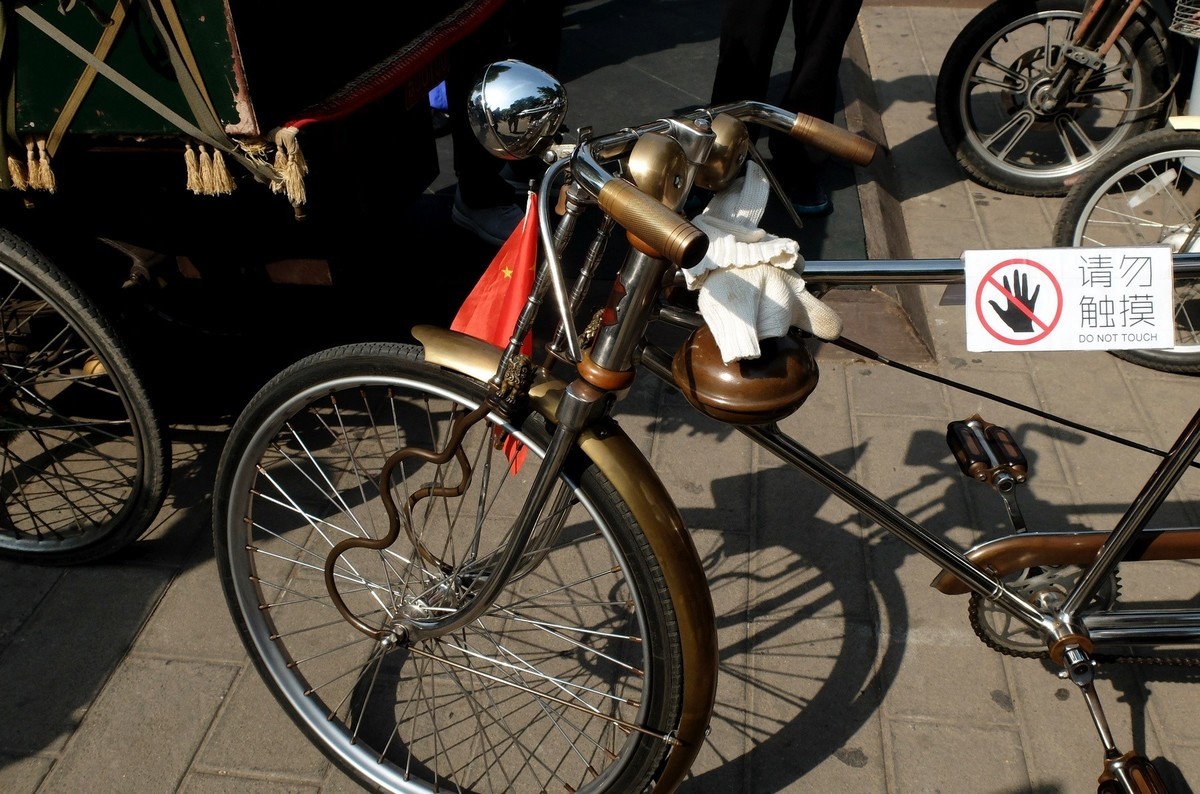 逛什刹海后海跳蚤市场