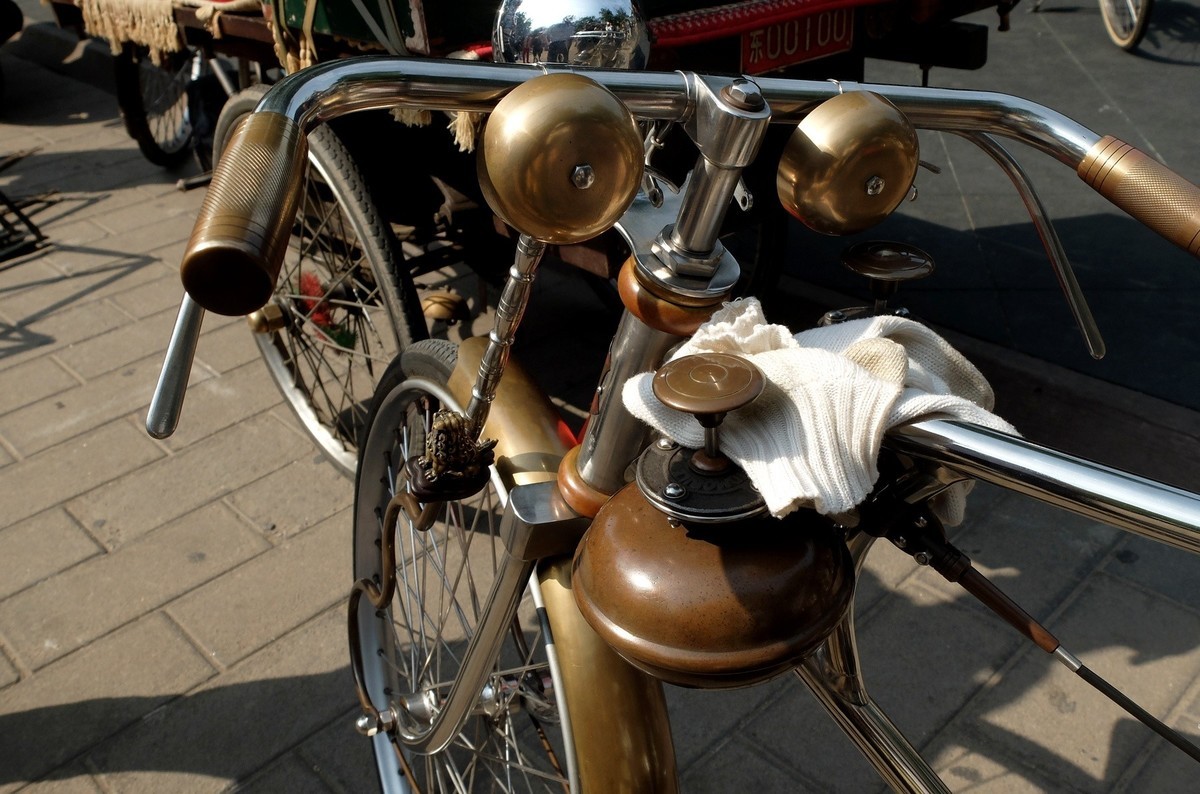 逛什刹海后海跳蚤市场