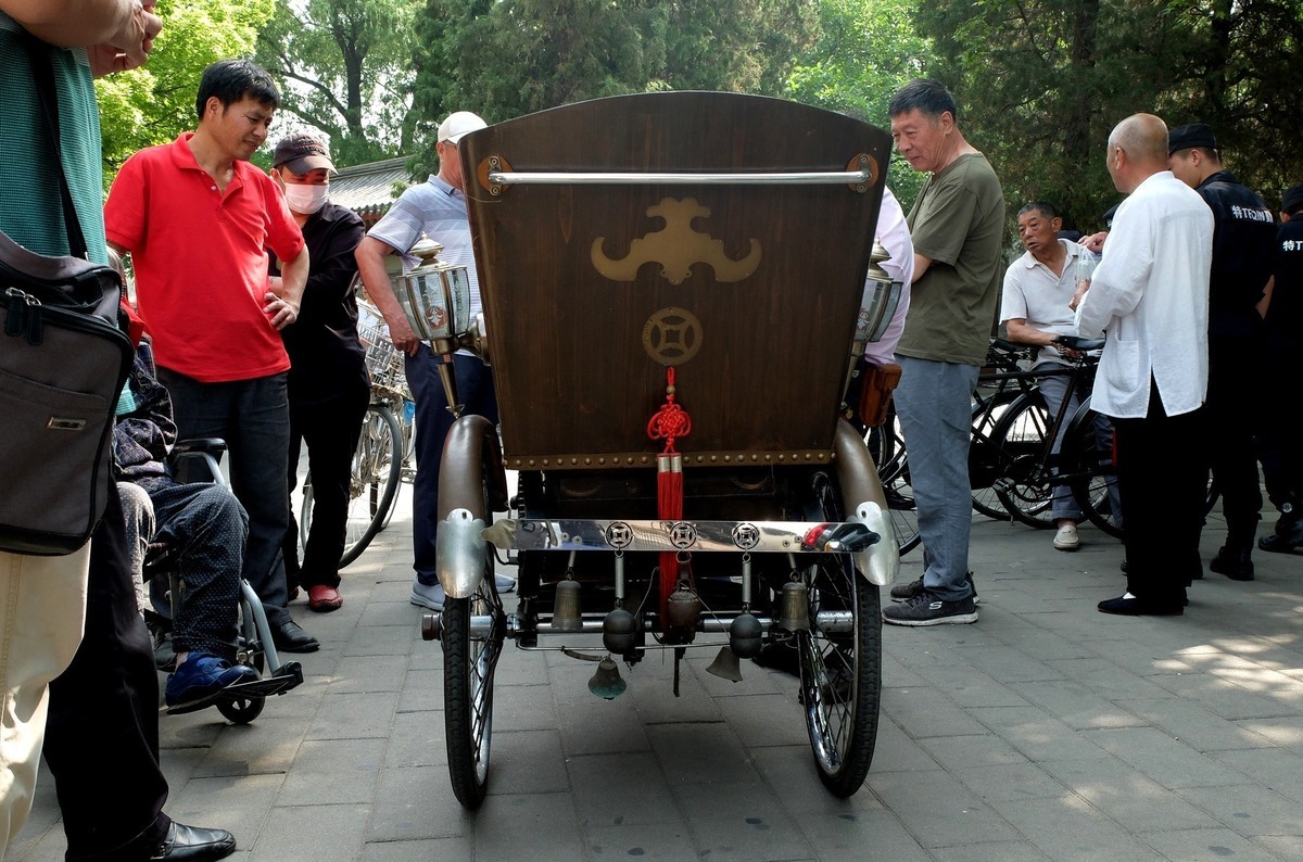 逛什刹海后海跳蚤市场
