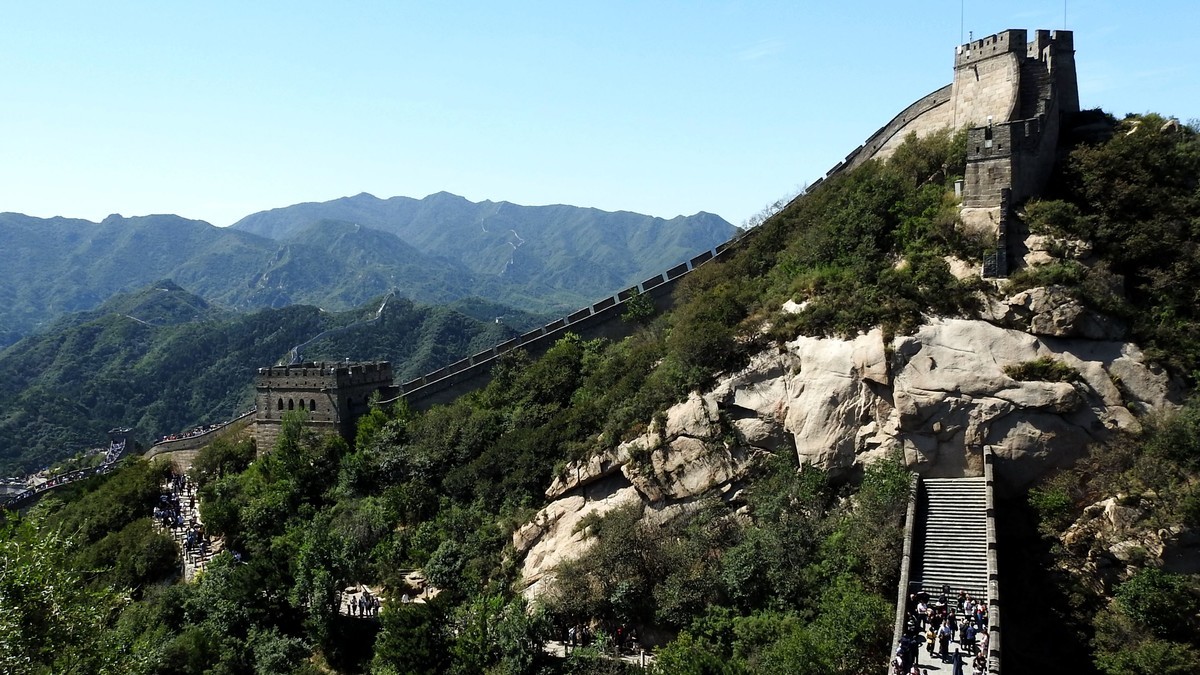 昔上八达岭，一晃四十年。重来寻故地，不是旧云烟。
