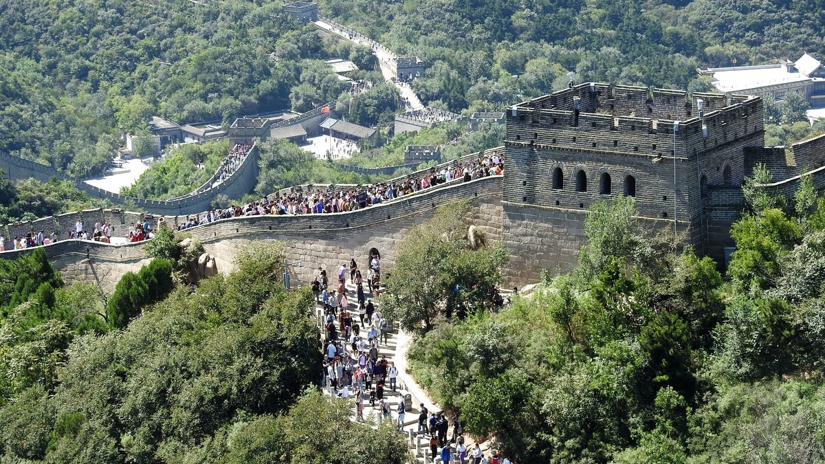 昔上八达岭，一晃四十年。重来寻故地，不是旧云烟。