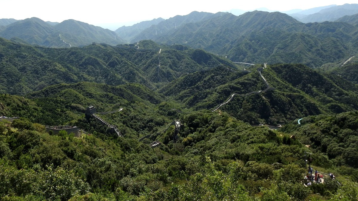 昔上八达岭，一晃四十年。重来寻故地，不是旧云烟。