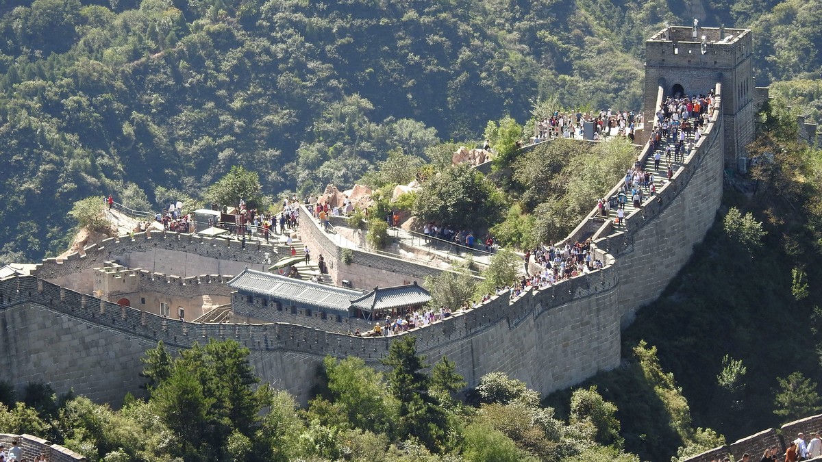 昔上八达岭，一晃四十年。重来寻故地，不是旧云烟。