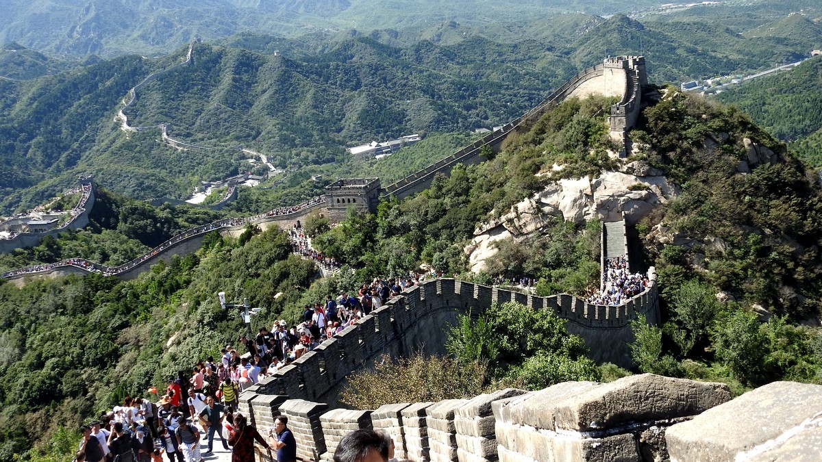 昔上八达岭，一晃四十年。重来寻故地，不是旧云烟。