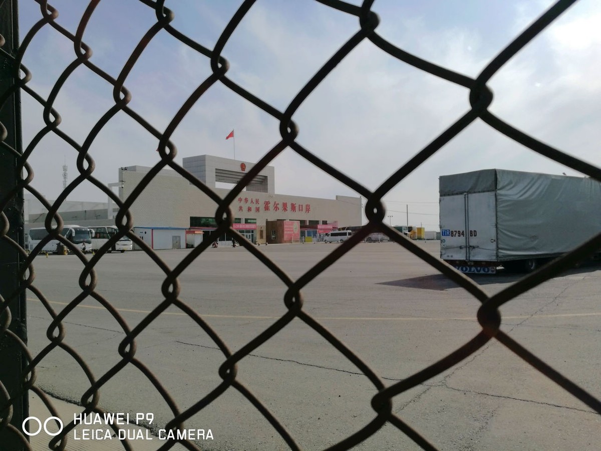 霍尔果斯口岸看国门